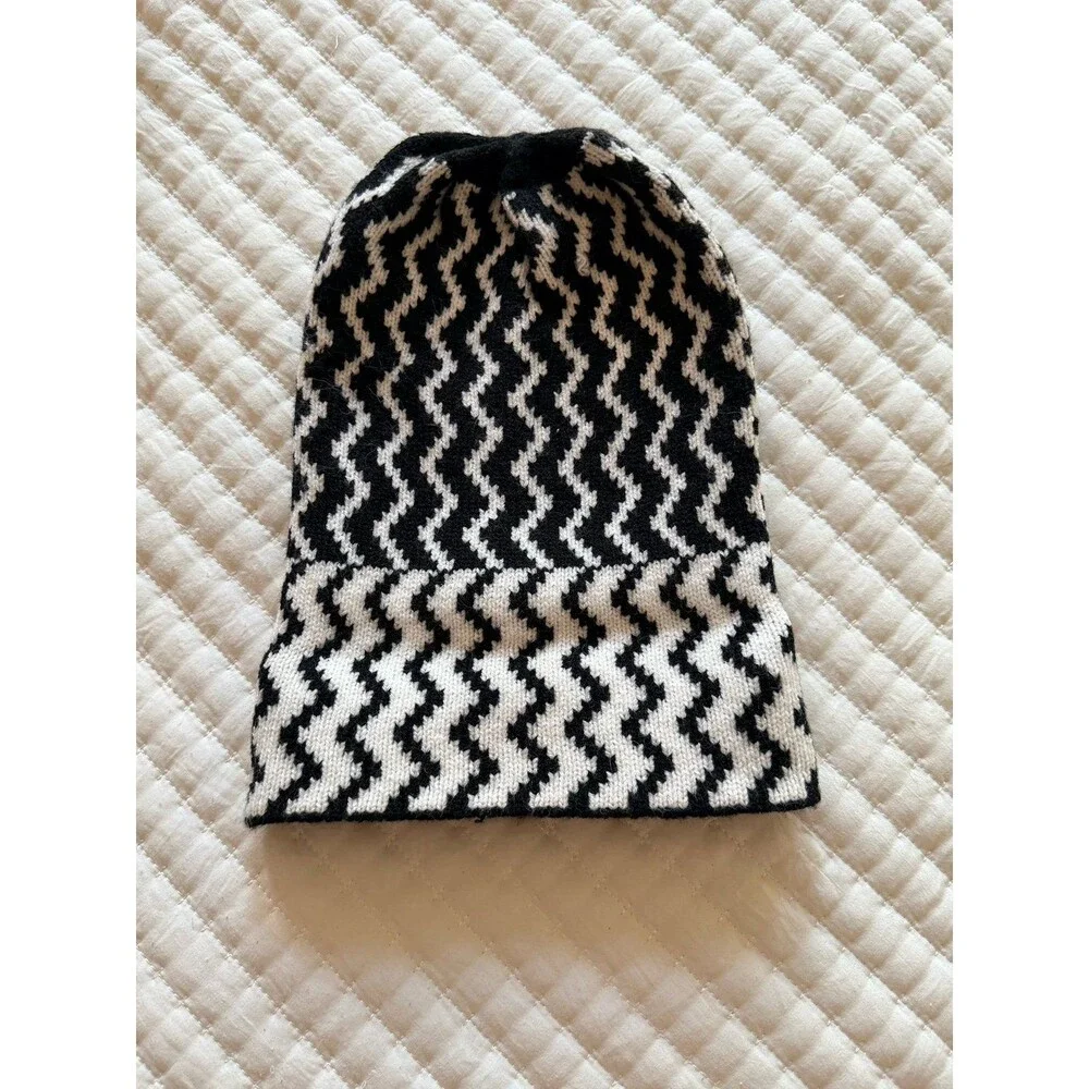 Black and White Geometric PatteBlack and White Geometric Pattern Knit Beanie Hat
